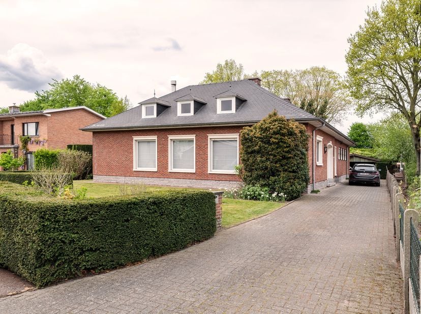 Vrijstaande en heel praktische gezinswoning met extra mogelijkheden.&lt;br /&gt;
Je woont hier in alle rust, in een eenrichtingsstraat met luw verkeer. Op 5